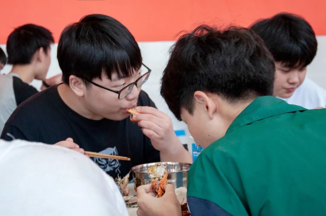 秋风起,月儿圆,蟹飘香丨和巨明一起相伴有温度的中秋 秋风起,月儿圆,蟹飘香丨和巨明一起相伴有温度的中秋