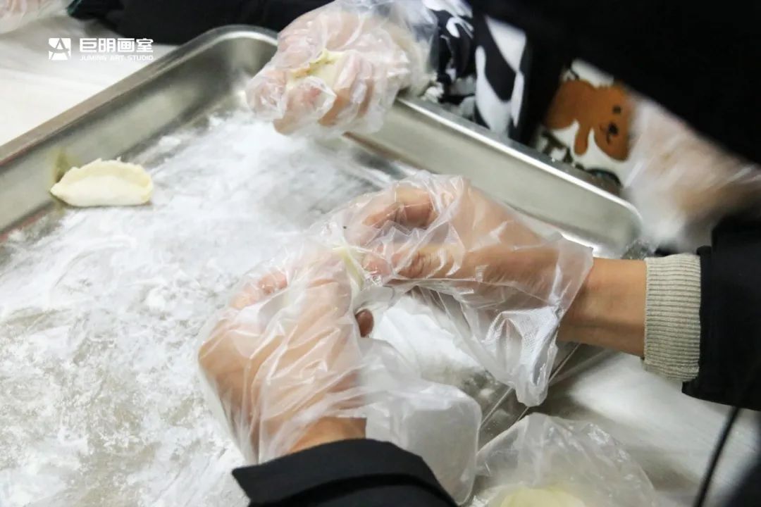 巨明画室欢庆小年丨饺子香,春联美,红包暖,共绘团圆佳节 巨明画室欢庆小年丨饺子香,春联美,红包暖,共绘团圆佳节