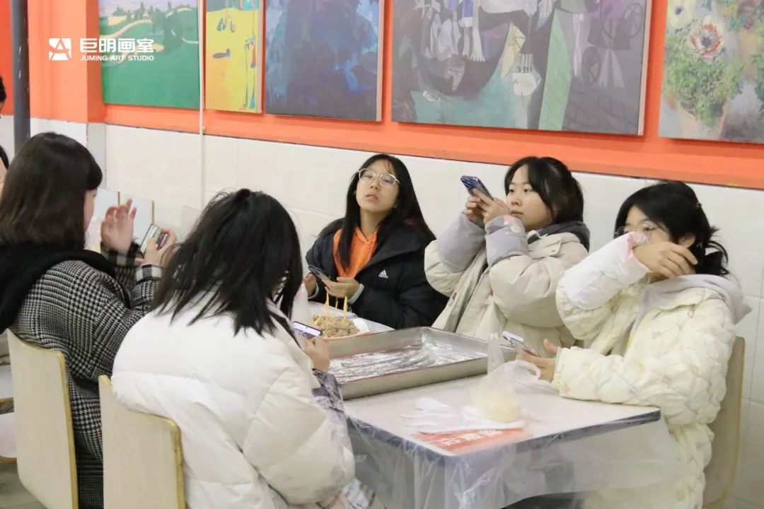 巨明画室欢庆小年丨饺子香,春联美,红包暖,共绘团圆佳节 巨明画室欢庆小年丨饺子香,春联美,红包暖,共绘团圆佳节