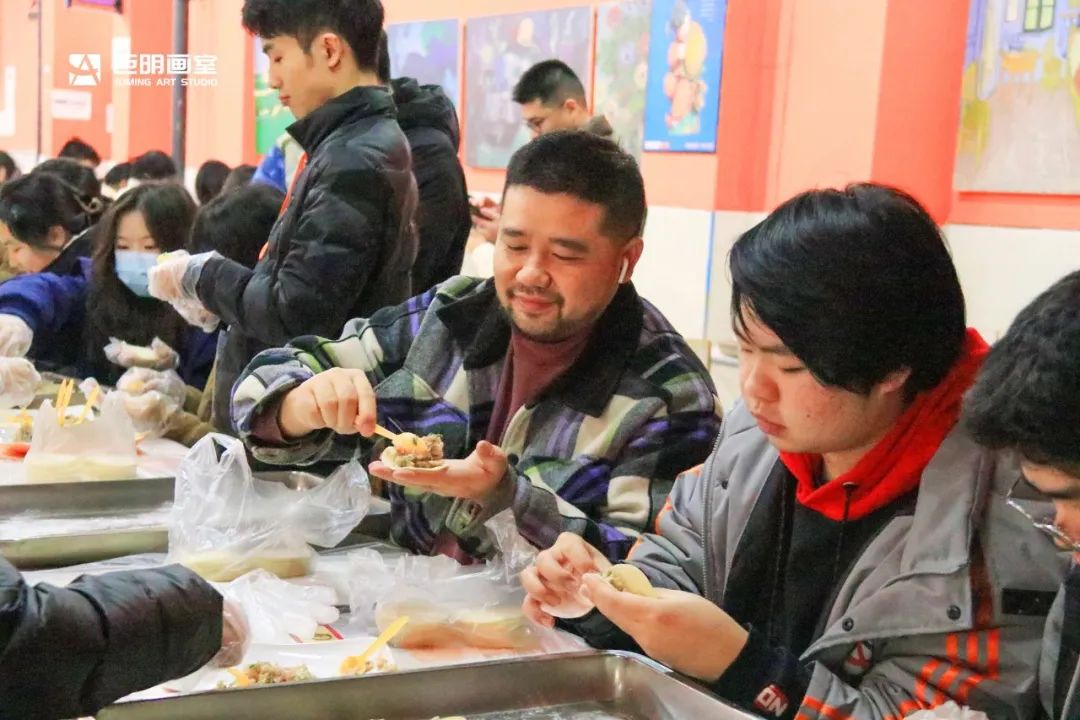 巨明画室欢庆小年丨饺子香,春联美,红包暖,共绘团圆佳节 巨明画室欢庆小年丨饺子香,春联美,红包暖,共绘团圆佳节