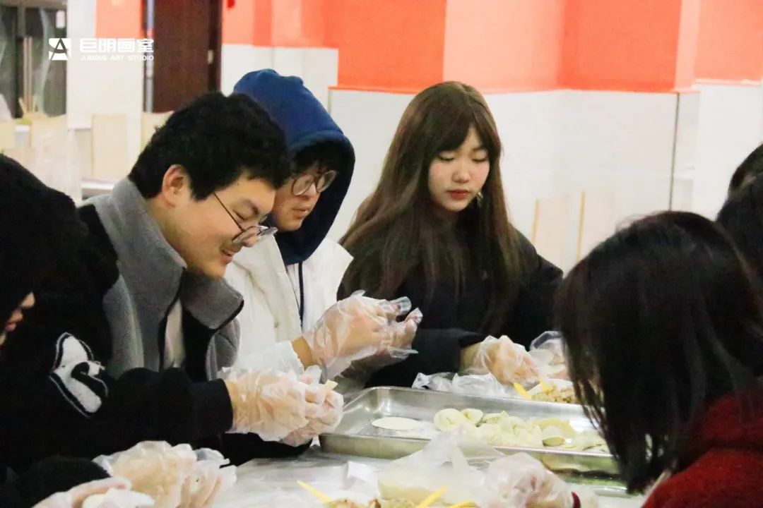 巨明画室欢庆小年丨饺子香,春联美,红包暖,共绘团圆佳节 巨明画室欢庆小年丨饺子香,春联美,红包暖,共绘团圆佳节