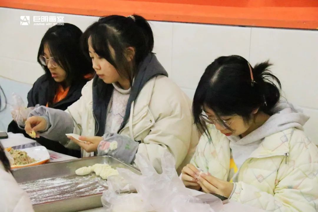 巨明画室欢庆小年丨饺子香,春联美,红包暖,共绘团圆佳节 巨明画室欢庆小年丨饺子香,春联美,红包暖,共绘团圆佳节