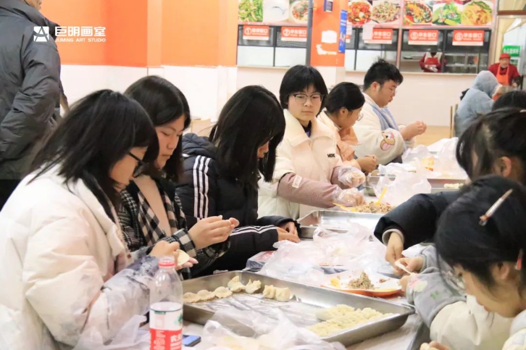 巨明画室欢庆小年丨饺子香,春联美,红包暖,共绘团圆佳节 巨明画室欢庆小年丨饺子香,春联美,红包暖,共绘团圆佳节
