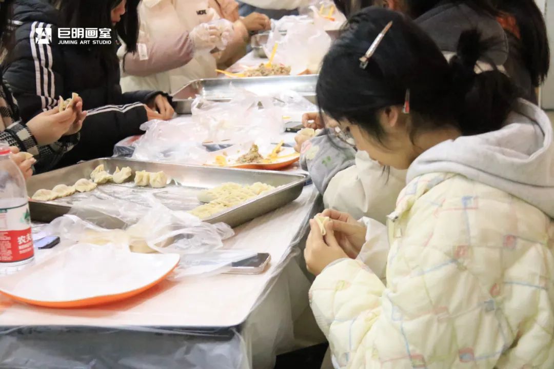 巨明画室欢庆小年丨饺子香,春联美,红包暖,共绘团圆佳节 巨明画室欢庆小年丨饺子香,春联美,红包暖,共绘团圆佳节