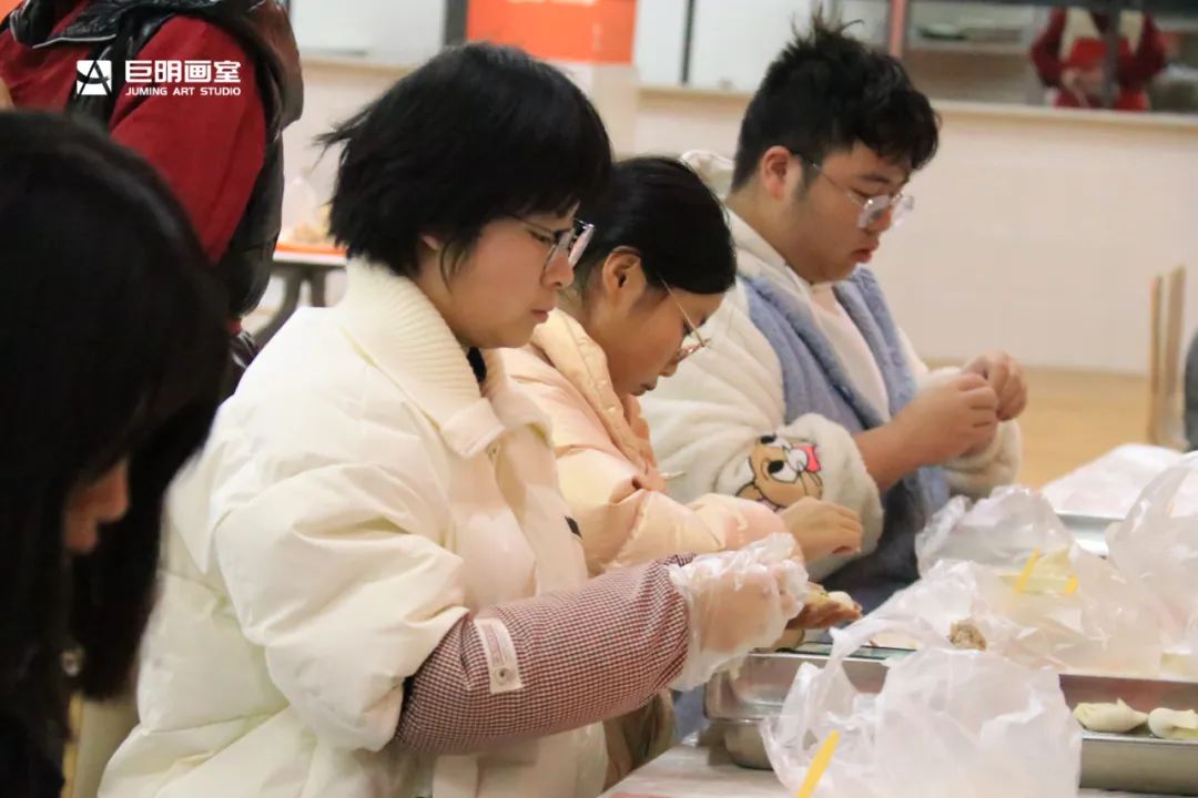 巨明画室欢庆小年丨饺子香,春联美,红包暖,共绘团圆佳节 巨明画室欢庆小年丨饺子香,春联美,红包暖,共绘团圆佳节