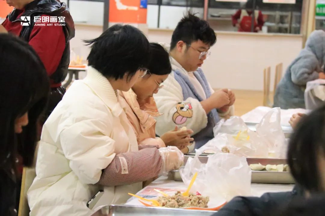 巨明画室欢庆小年丨饺子香,春联美,红包暖,共绘团圆佳节 巨明画室欢庆小年丨饺子香,春联美,红包暖,共绘团圆佳节