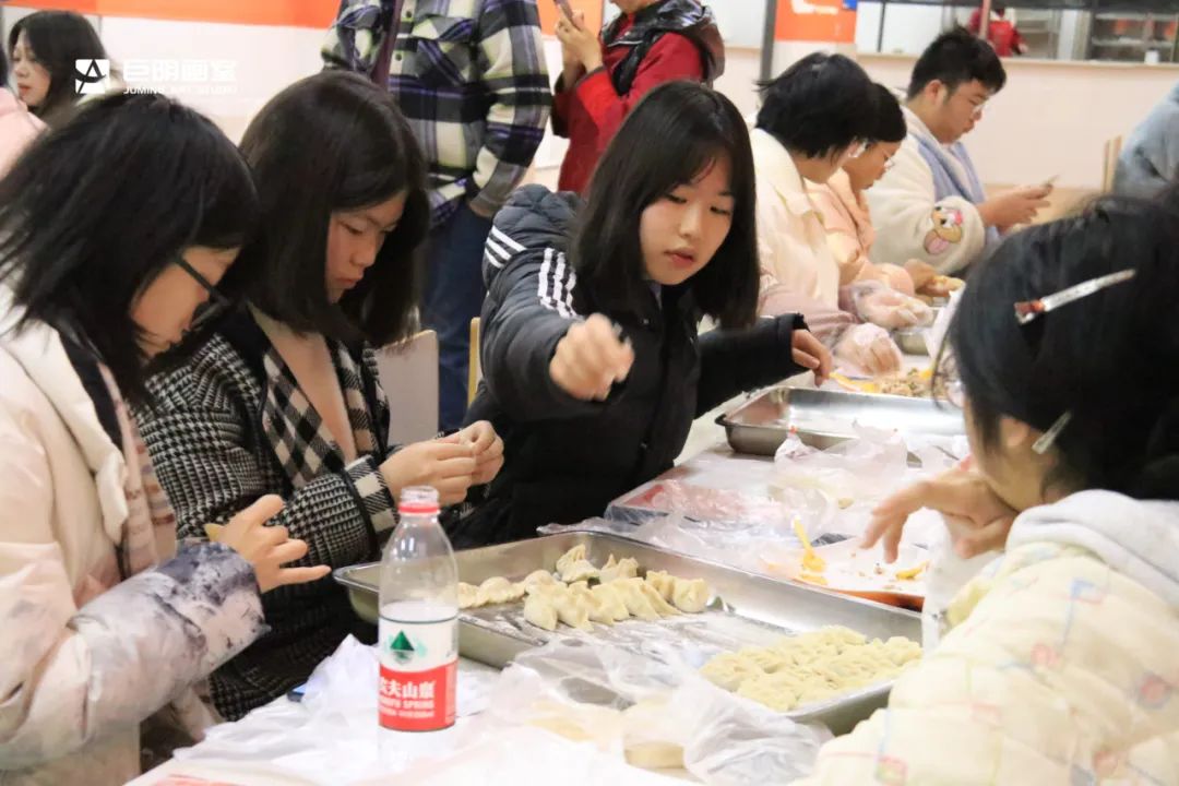 巨明画室欢庆小年丨饺子香,春联美,红包暖,共绘团圆佳节 巨明画室欢庆小年丨饺子香,春联美,红包暖,共绘团圆佳节