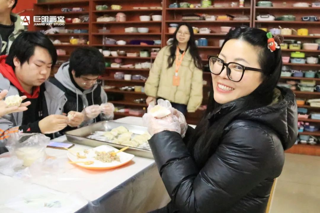 巨明画室欢庆小年丨饺子香,春联美,红包暖,共绘团圆佳节 巨明画室欢庆小年丨饺子香,春联美,红包暖,共绘团圆佳节