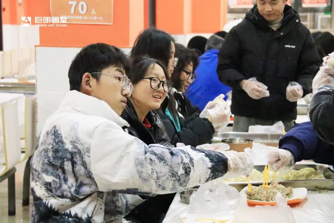 巨明画室欢庆小年丨饺子香,春联美,红包暖,共绘团圆佳节 巨明画室欢庆小年丨饺子香,春联美,红包暖,共绘团圆佳节