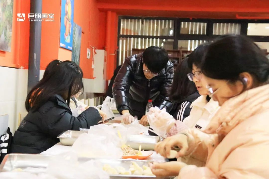 巨明画室欢庆小年丨饺子香,春联美,红包暖,共绘团圆佳节 巨明画室欢庆小年丨饺子香,春联美,红包暖,共绘团圆佳节
