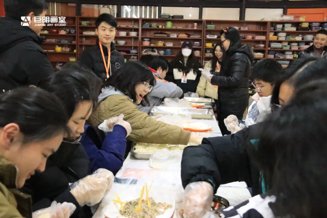 巨明画室欢庆小年丨饺子香,春联美,红包暖,共绘团圆佳节 巨明画室欢庆小年丨饺子香,春联美,红包暖,共绘团圆佳节
