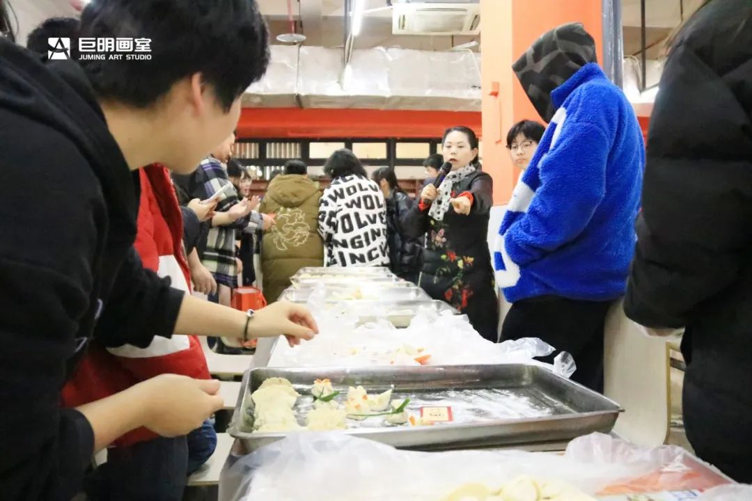 巨明画室欢庆小年丨饺子香,春联美,红包暖,共绘团圆佳节 巨明画室欢庆小年丨饺子香,春联美,红包暖,共绘团圆佳节