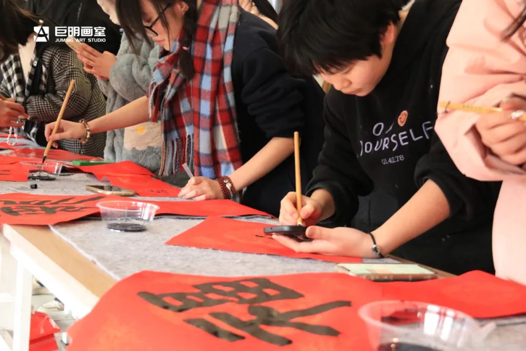 巨明画室欢庆小年丨饺子香,春联美,红包暖,共绘团圆佳节 巨明画室欢庆小年丨饺子香,春联美,红包暖,共绘团圆佳节