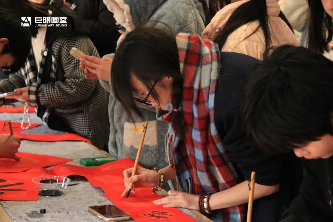 巨明画室欢庆小年丨饺子香,春联美,红包暖,共绘团圆佳节 巨明画室欢庆小年丨饺子香,春联美,红包暖,共绘团圆佳节