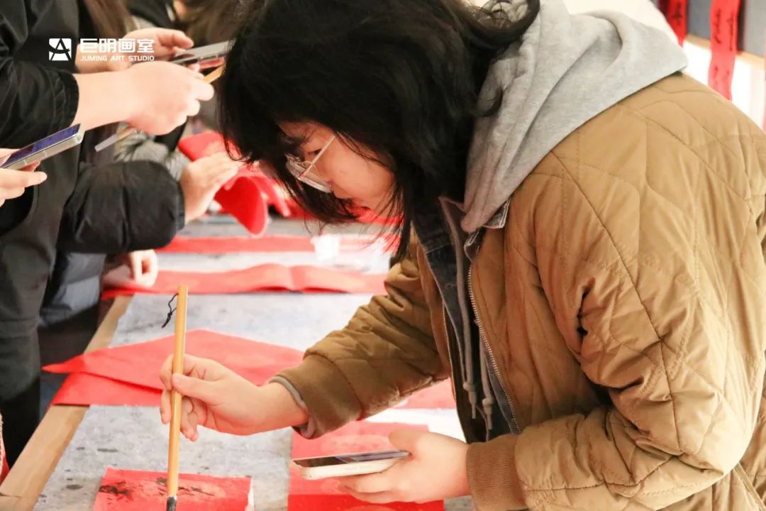 巨明画室欢庆小年丨饺子香,春联美,红包暖,共绘团圆佳节 巨明画室欢庆小年丨饺子香,春联美,红包暖,共绘团圆佳节